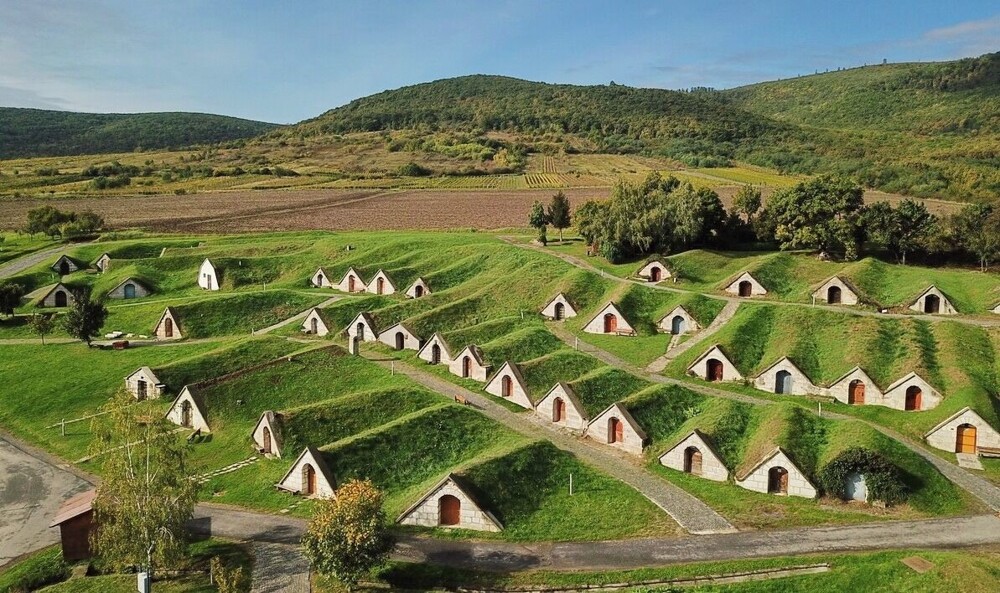 4. «Деревня Хоббитов» (комплекс винных погребов) в Венгрии
