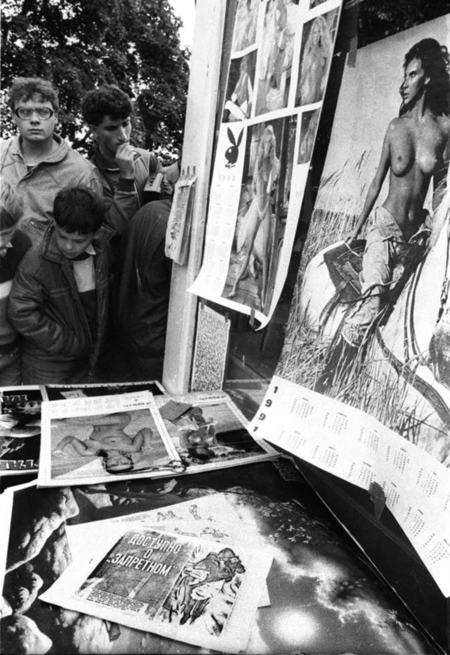 Торговля первыми эротическими изданиями на улицах Москвы