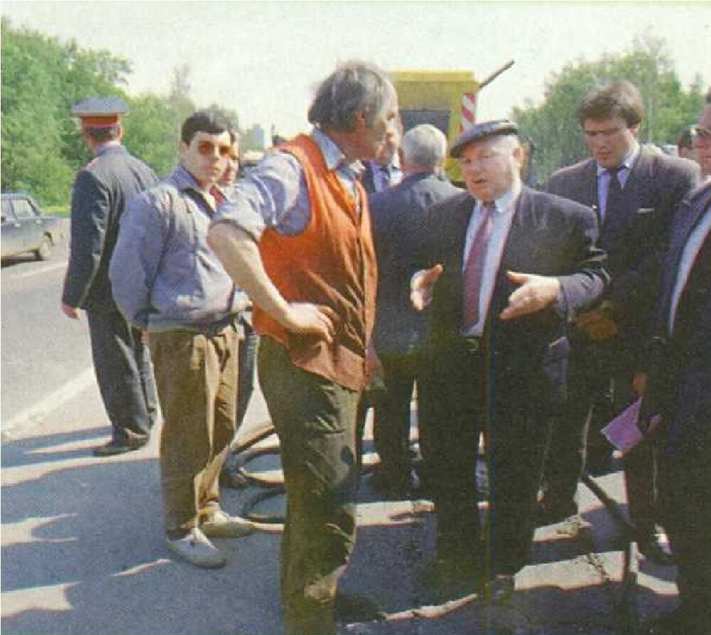 Мэр Москвы Ю. Лужков на МКАДе, 1994 год.