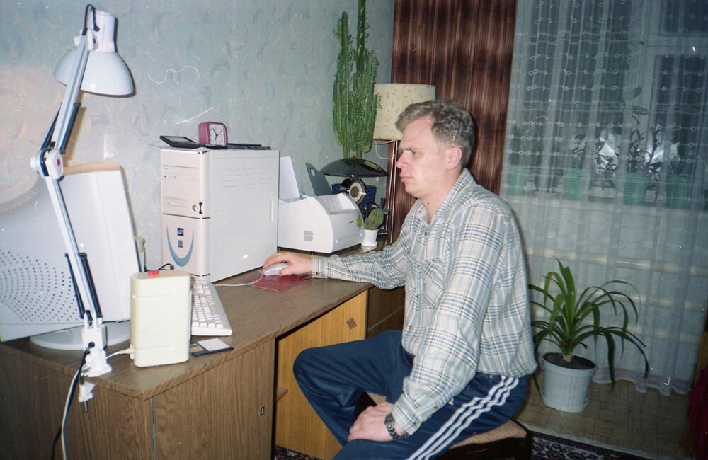 За монитором 1999 год.