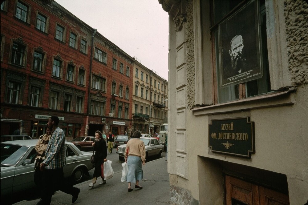 Около музея Достоевского на Кузнечном переулке.