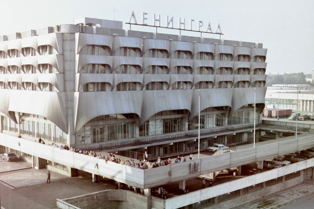 Вид на морской вокзал Санкт-Петербурга, на котором всё ещё сохраняется надпись "Ленинград".