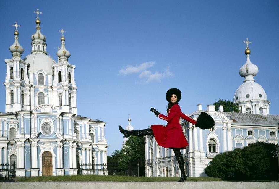 Итальянская модель красиво вышагивает на фоне Смольного собора. Фото сделано в рамках фотосессии для журнала Vogue