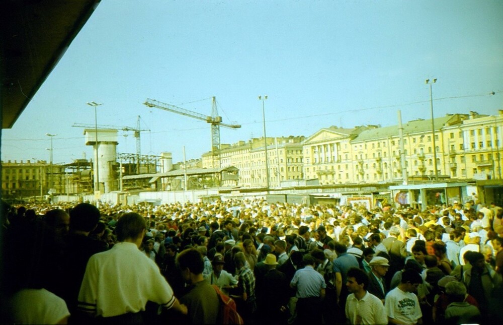 Дикая толкучка в час пик на Сенной площади, которой только-только вернули историческое название.