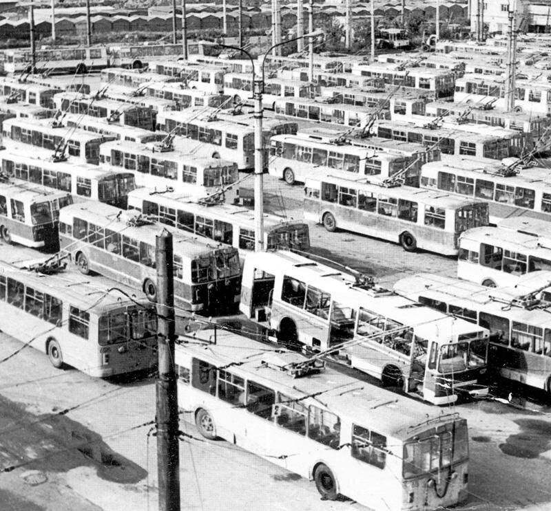 Ещё один символ времени - забастовки. Постоянные задержки зарплаты приводят к тому, что люди перестают выходить на работу. 