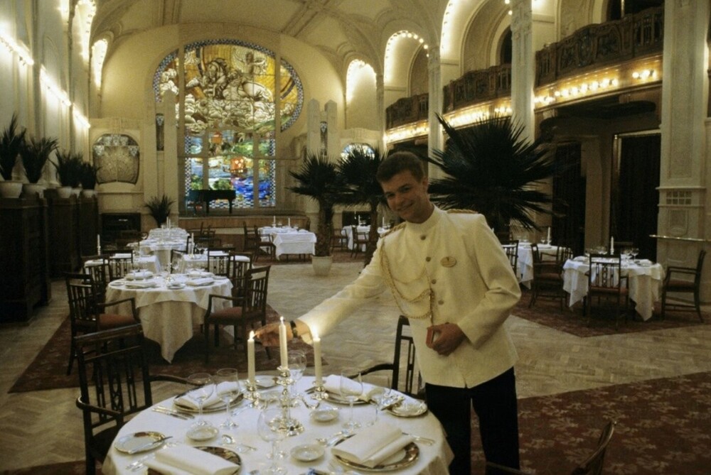 В ресторане гостиницы "Гранд Отель Европа".