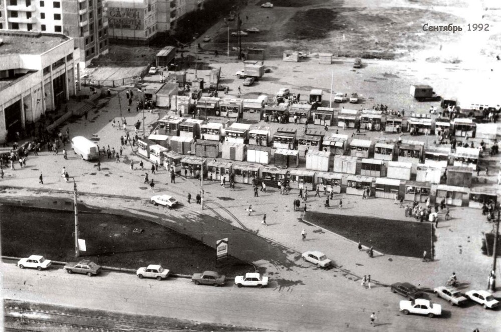 Ларьки на площади около станции метро "Проспект Просвещения". Через 10 лет на этом самом месте вырастет громадина ТК "Норд"