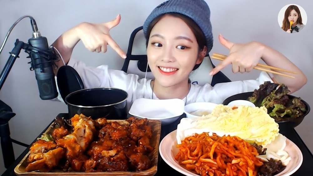 Секреты мукбанг. Как корейским видеоблогерам удается есть часами и не толстеть
