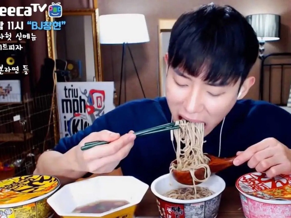 Секреты мукбанг. Как корейским видеоблогерам удается есть часами и не толстеть