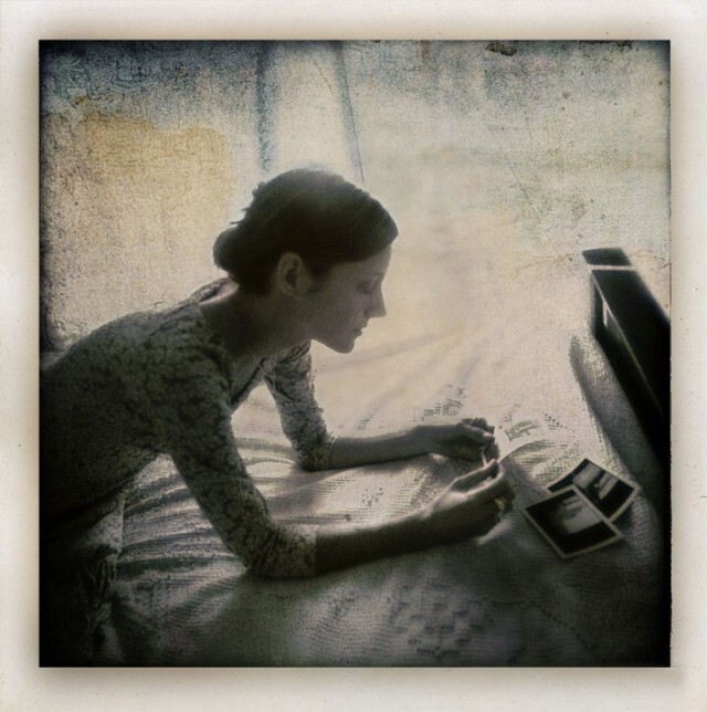 Женщина, рассматривающая полароиды. Фотограф Гэри Айзекс