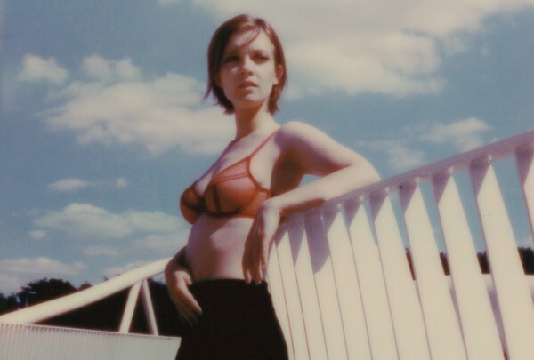 Красный бюстгальтер, лето. Фотограф Руди Ламборей