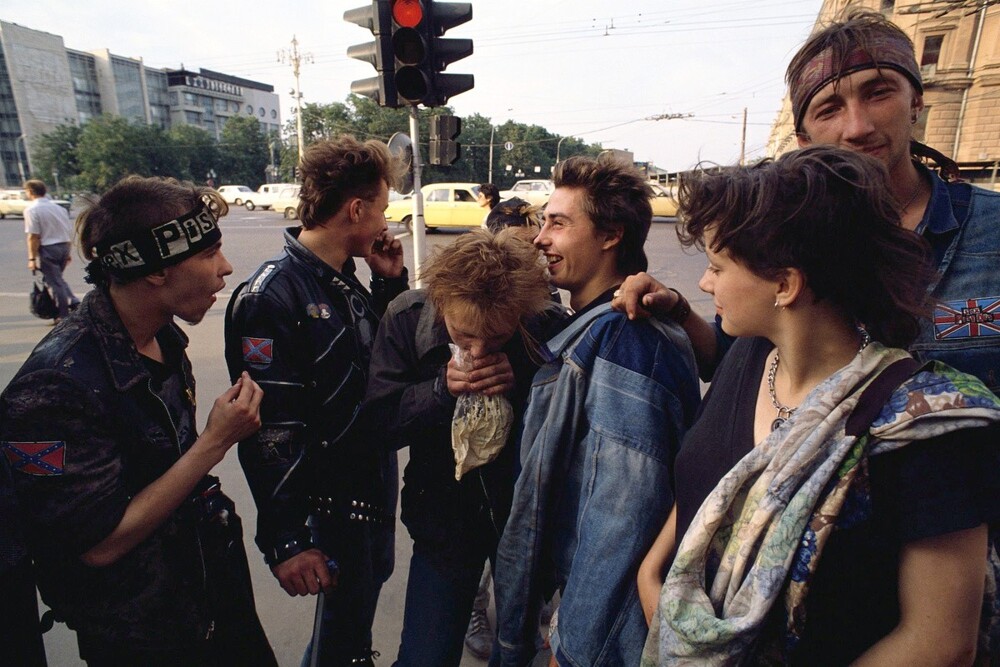 Тусовка панков на Тверском бульваре. Постепенно город начинает наполняться множеством субкультур - теперь их никто не ограничивает.