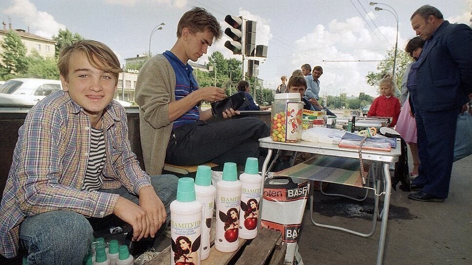 В стране - полная свобода торговли. Чуть ли не каждый второй становится бизнесменом и пытается что-то продать. Фото сделано на Сущевском валу.