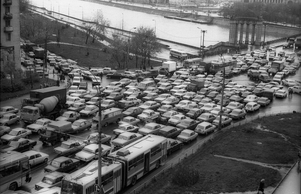 Машину стало купить проще (само собой тем, у кого деньги имелись), а это значит, что в Москву пришли пробки. На фото - Смоленская улица.