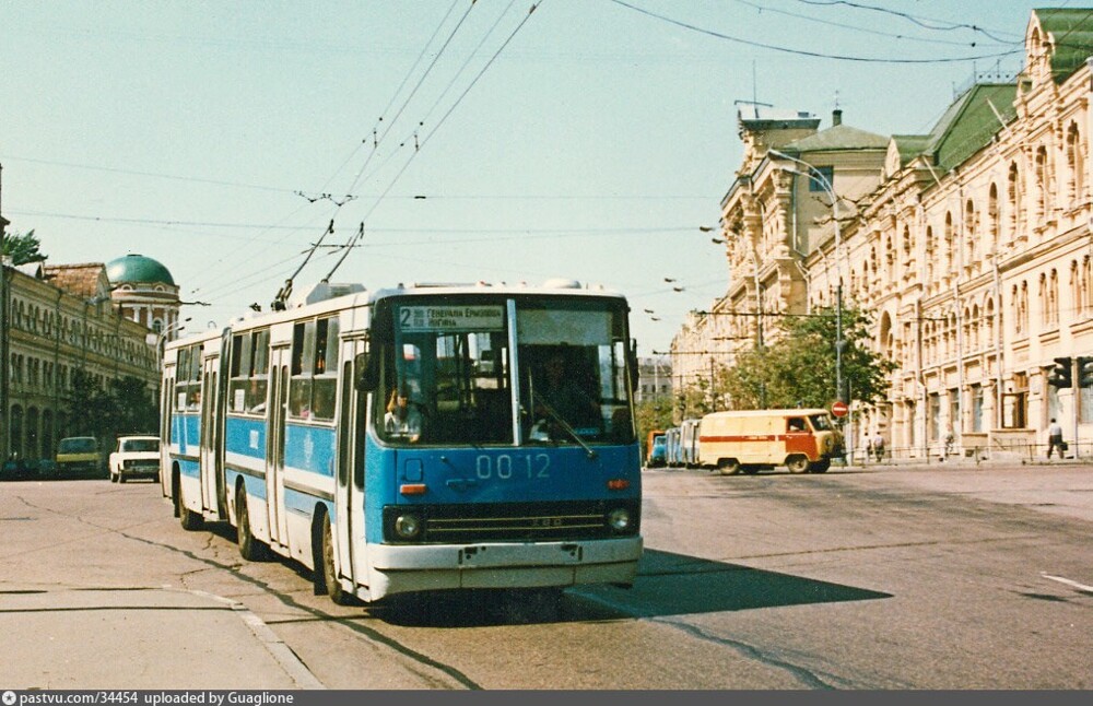 Вид на Новую площадь и троллейбус "Икарус-СВАРЗ". Это первый из 58 штук СВАРЗ-Икарусов, который был построен в ноябре 1988, а списан в сентябре 2004