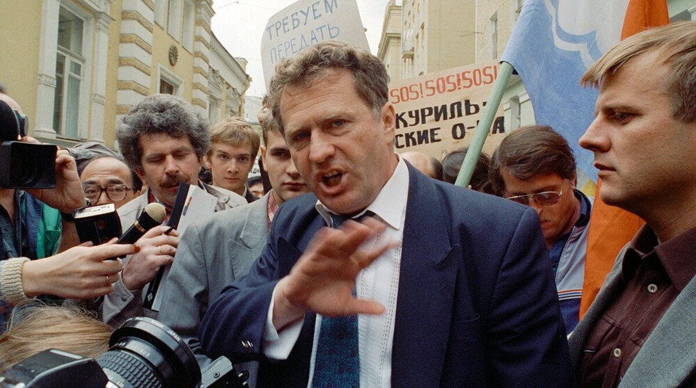 Владимир Жириновский около посольства Японии в Калашном переулке. Кто-то требует отдать Курилы Японии, а кто-то - ни в коем случае этого не делать.