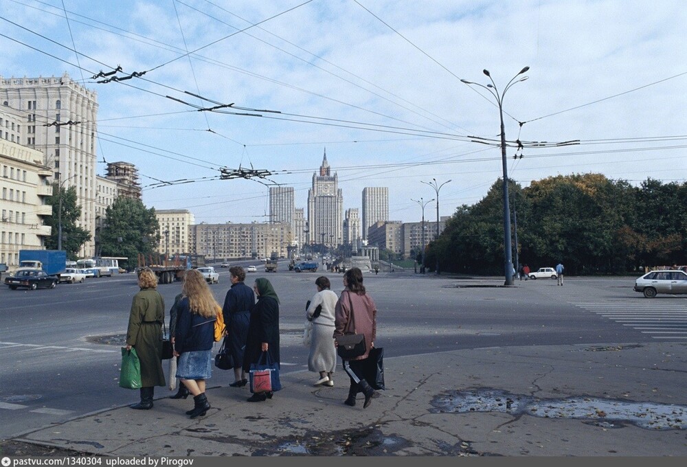Вид на Большую Дорогомиловскую улицу и высотку МИДа вдалеке.