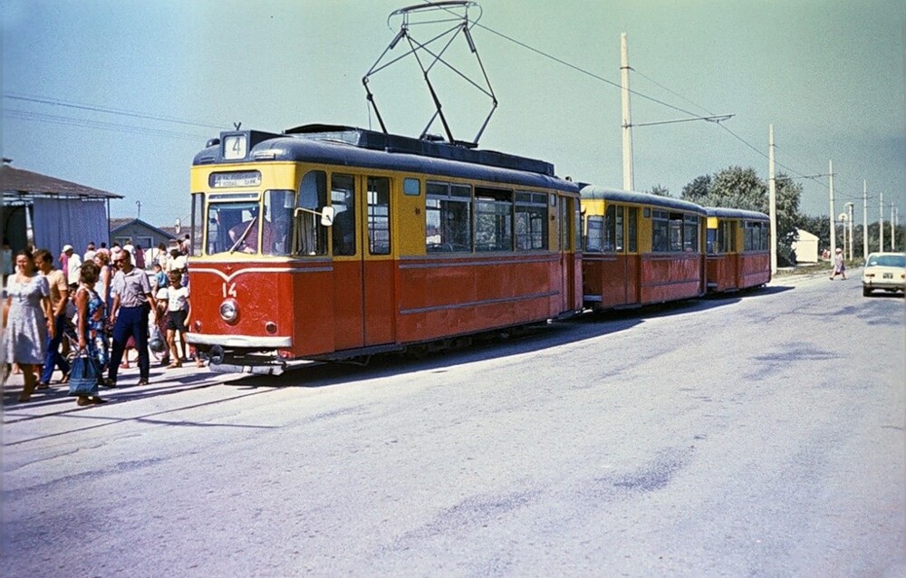 Милый трамвайчик Gotha 4 маршрута на конечной остановке "Новый пляж" в Евпатории.