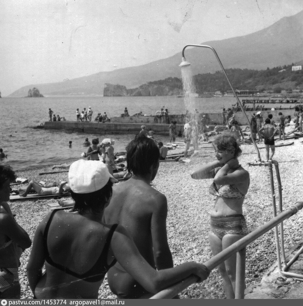 Душ на пляже около "Артека".