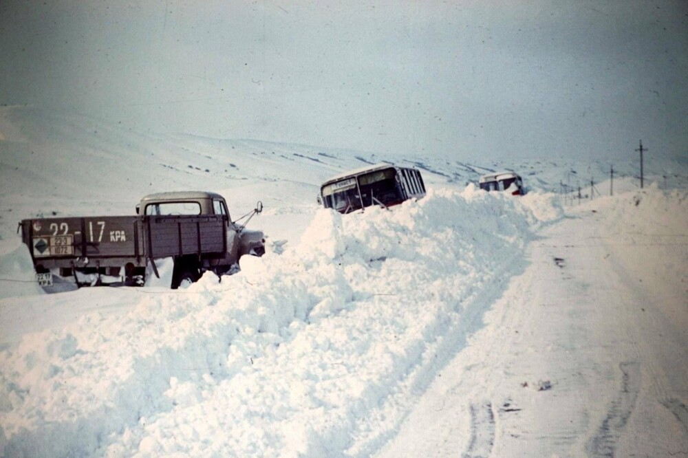 Дорога Феодосия - Орджоникидзе 6 марта 1987 года после снежного бурана. Такой вот Крым.