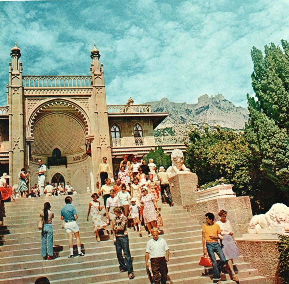 После Севастополя нужно обязательно заглянуть в Алупку. Ну а в Алупке, само собой, зайти в Воронцовский дворец.
