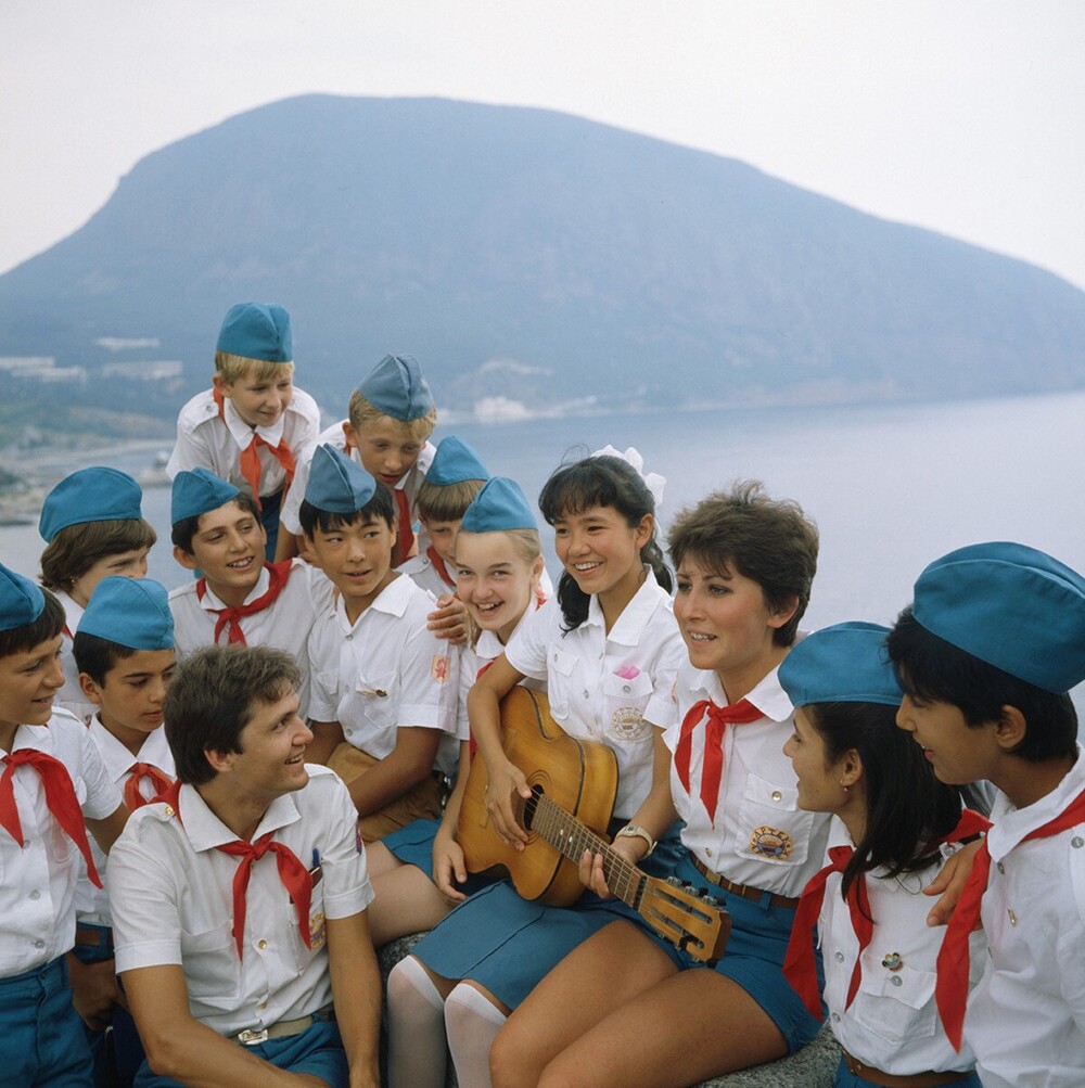 Пионеры на Шаляпинской скале рядом с Артеком.