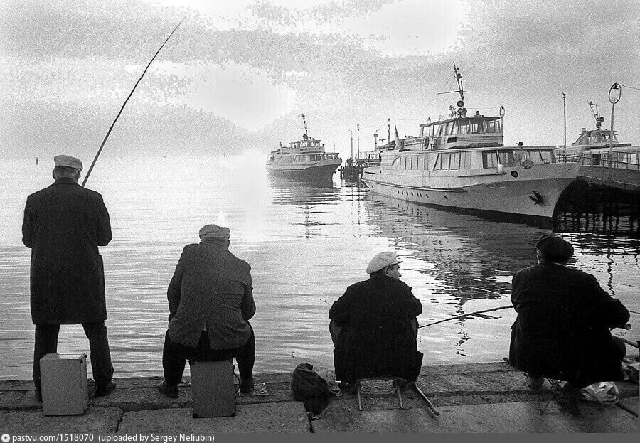 Теплоходы "Николай Старшинов", "Алексей Первушин" и рыболовы у пирса в Феодосии.