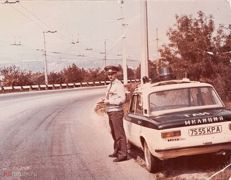 Инспектор ГАИ на Южнобережном шоссе неподалёку от Алушты.