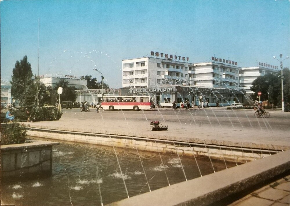 Фонтан на площади Революции в городе Саки.