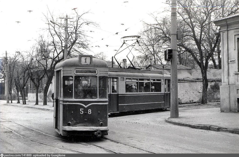 Угол улиц Пионерской и Братьев Буслаевых (ныне - Анны Ахматовой) в Евпатории.