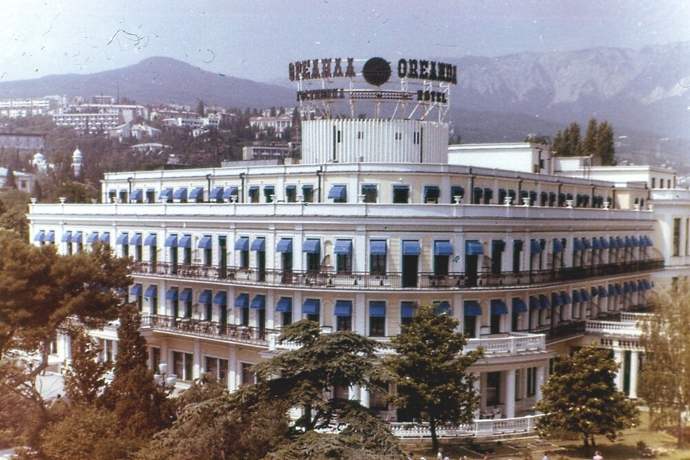 А вот так выглядела сама знаменитая гостиница "Ореанда" в 1987 году.