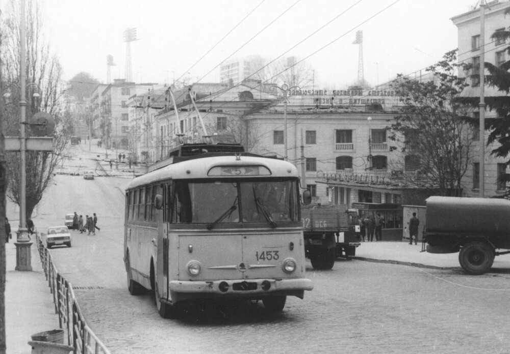 Тот самый крымский, до боли родной троллейбус Skoda 9Tr на улице Адмирала Октябрьского в Севастополе.