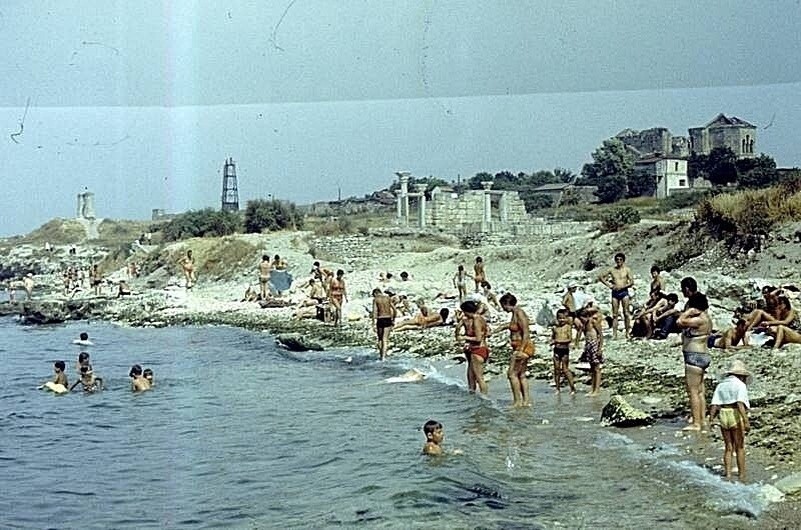 Переносимся в Севастополь, чтобы посмотреть на пляж на Херсонесе.