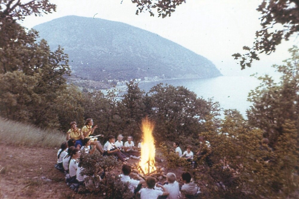 "Артек". Вернее в его окрестности с видом на гору Медведь, куда артековцы отправились в поход.