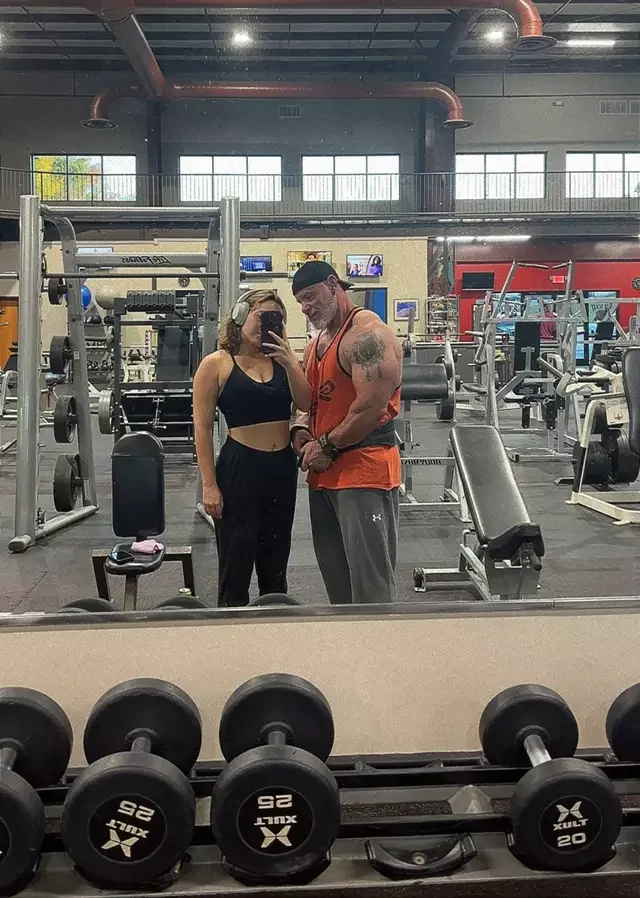 «Парни моего возраста слишком инфантильны!» Девушка встречается с тренером, старше на 34 года