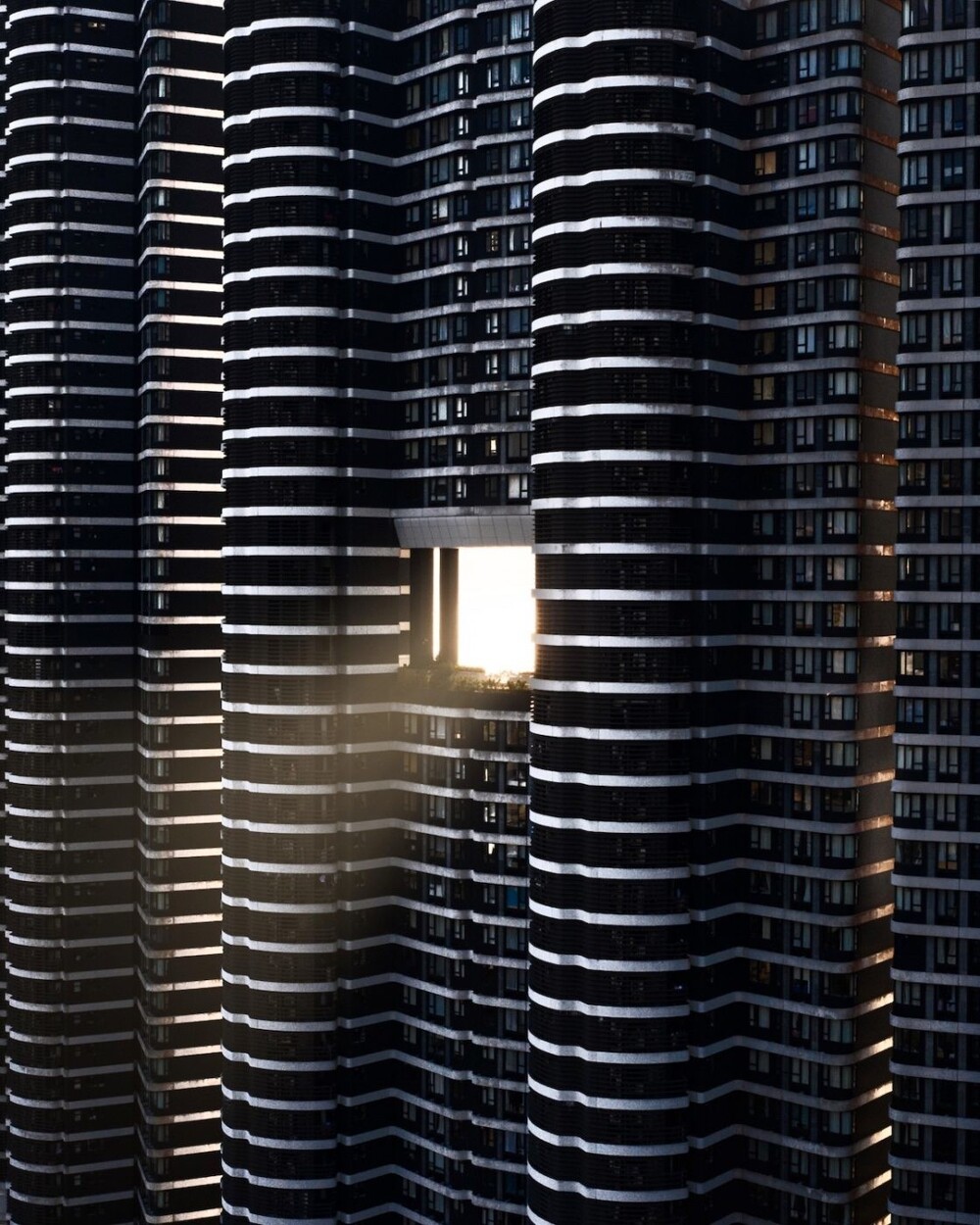 6. «Врата дракона» - отверстие в центре некоторых многоэтажных зданий Гонконга