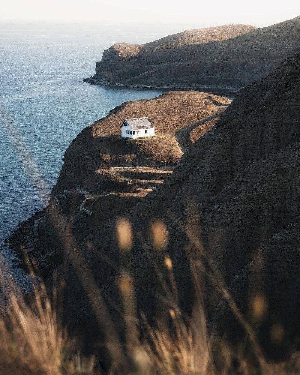 3. Одинокий дом на полуострове Меганом в Крыму, Россия