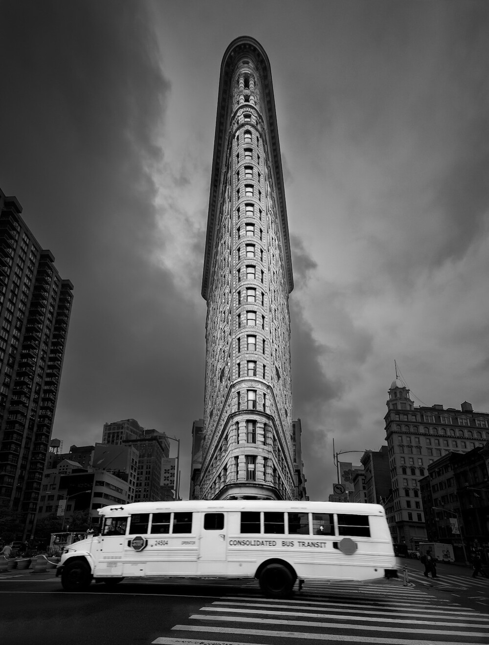 10. Флэтайрон-билдинг (англ. Flatiron Building, дословно — «здание-утюг») — 22-этажный небоскрёб на Манхэттене в Нью-Йорке