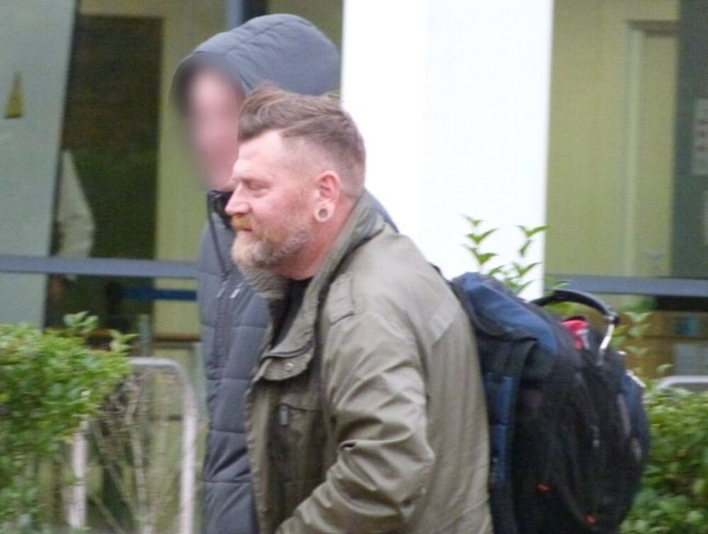 В Великобритании мотоциклист напал на нудиста и полицейских