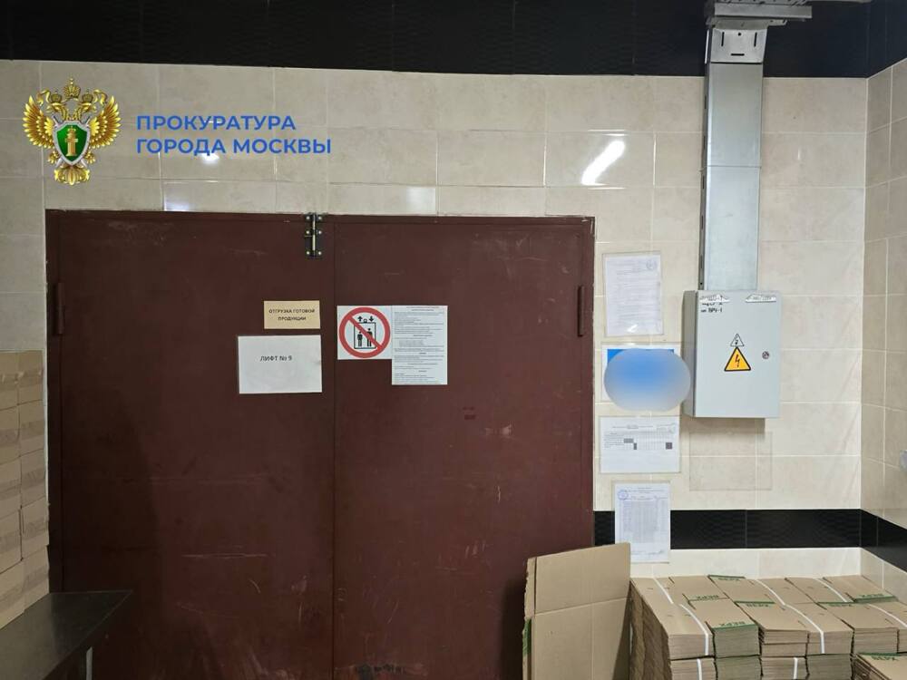 Сотрудник пекарни упал в шахту лифта