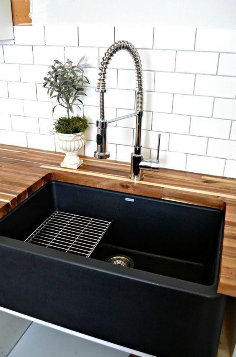 Раковина и смотрится хорошо, и удобна в использовании