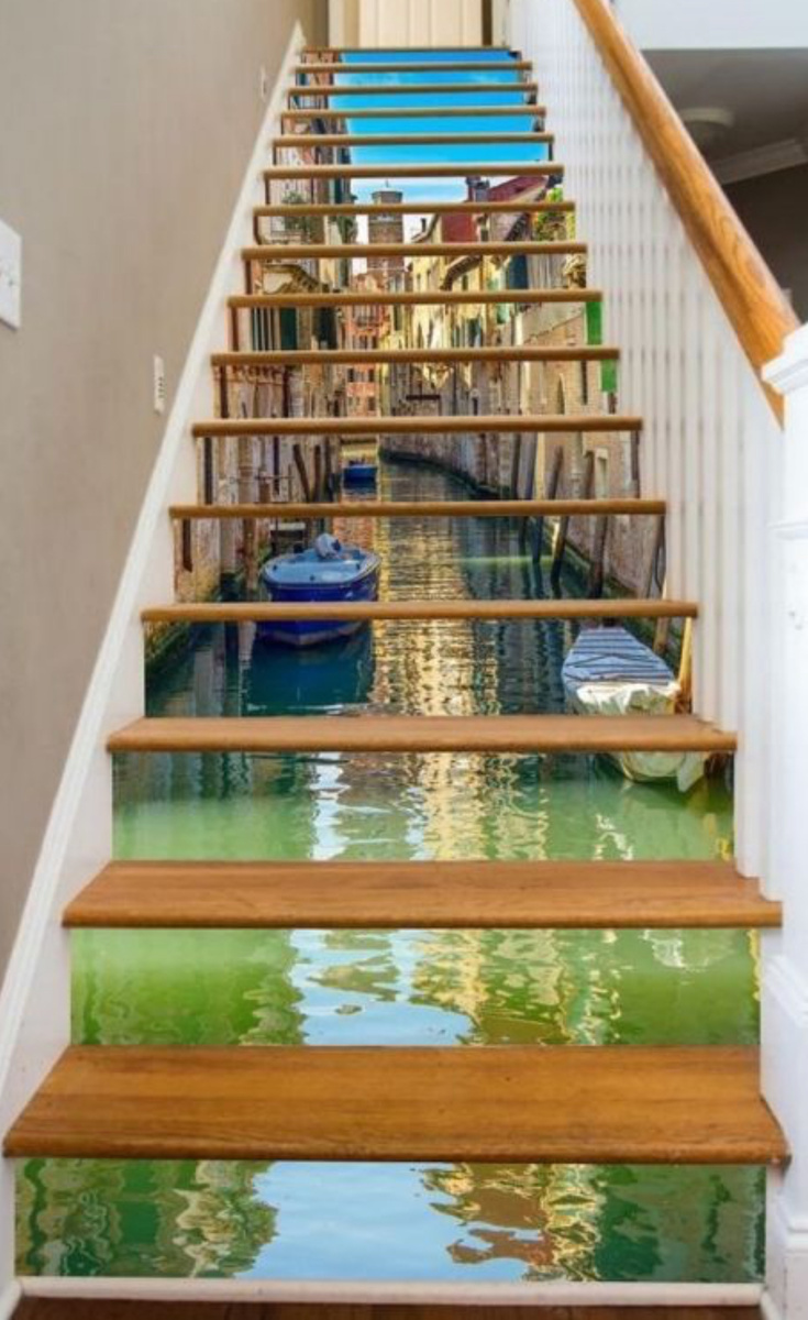 Венецианская лестница дополнена еще и соответствующим пейзажем