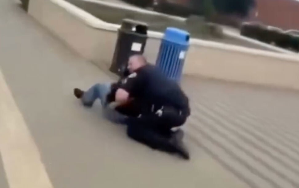 Школьница бросила в полицейского напиток и пожалела