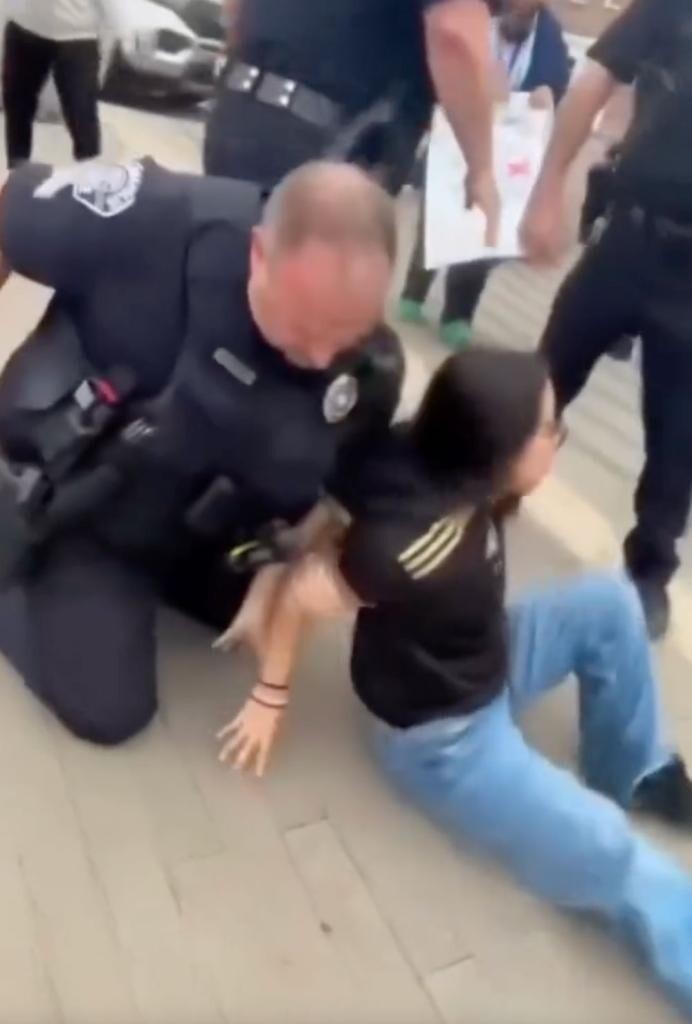 Школьница бросила в полицейского напиток и пожалела