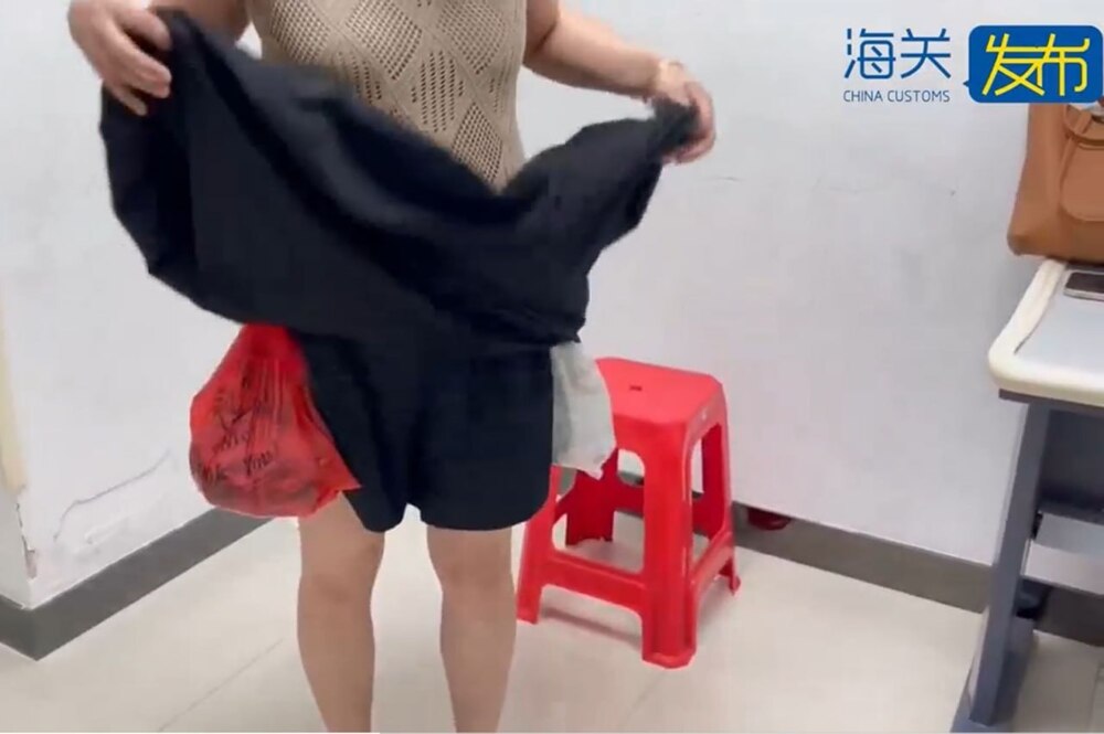 Китаянка пыталась пронести на себе более 200 живых рыб