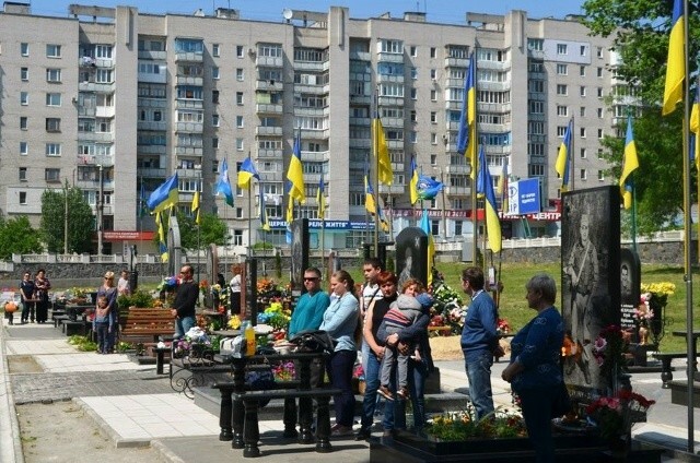 Вна Украине начали хоронить укронацистов прям под окнами многоэтажек