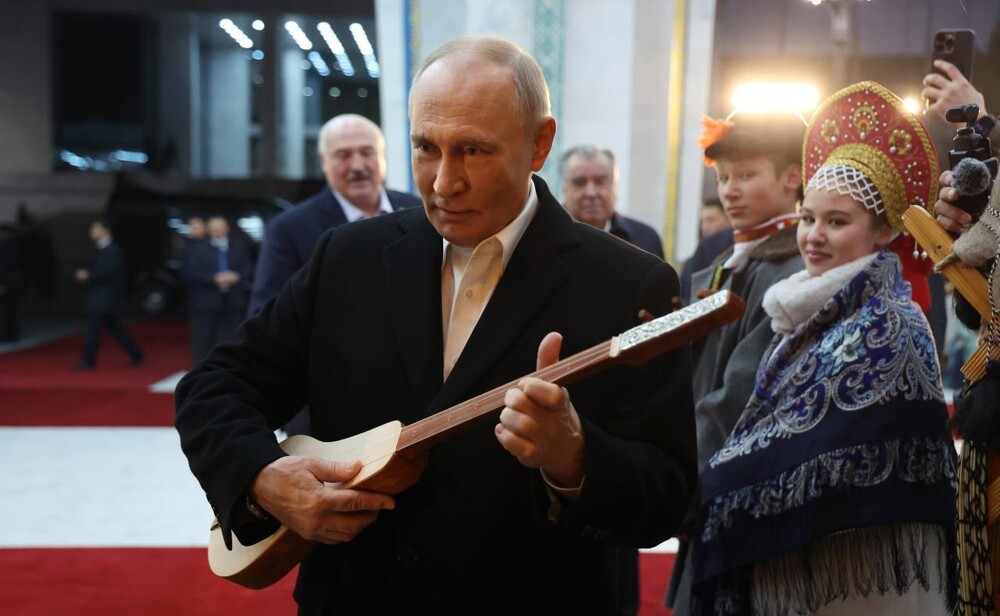 Путин попробовал сыграть на комузе