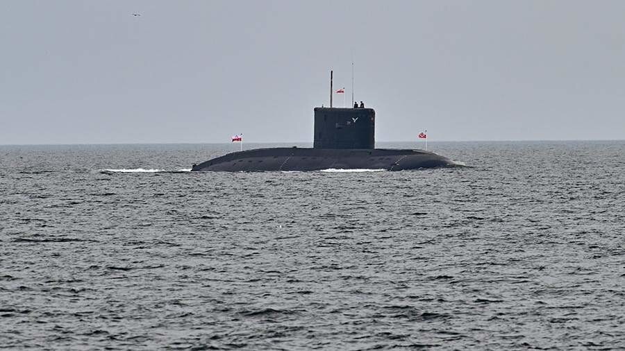 "Произошла неисправность": единственная подводная лодка Польши сломалась по пути на парад в честь дня ВМФ
