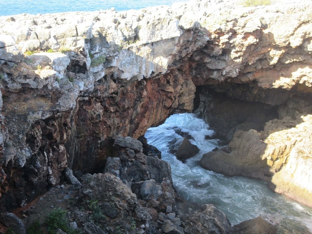 Пасть Дьявола: завораживающий грот в Португалии, где хитрый оккультист талантливо инсценировал свою гибель