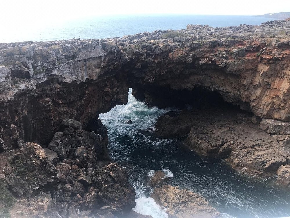 Пасть Дьявола: завораживающий грот в Португалии, где хитрый оккультист талантливо инсценировал свою гибель